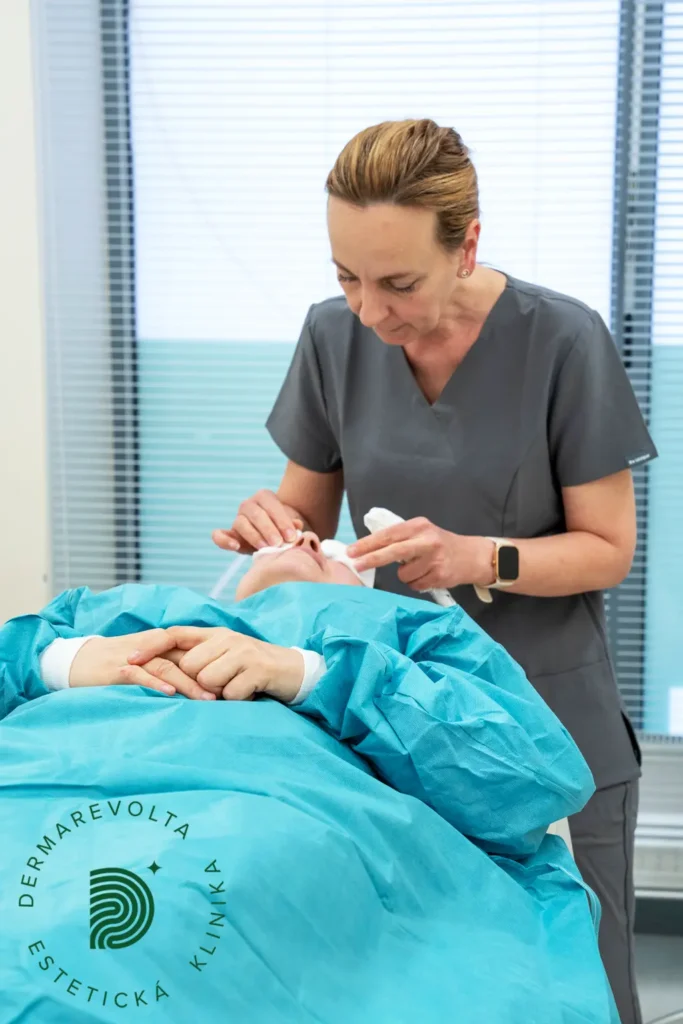 MUDr. Lucia Mikulášová pri blefaroplastike v klinike Dermarevolta