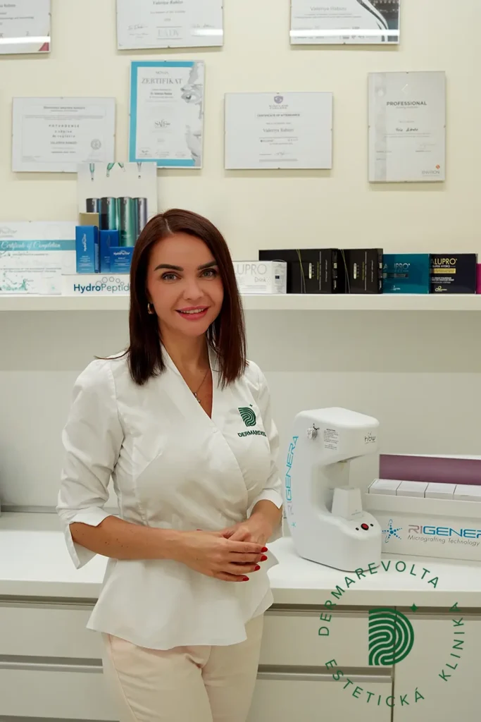 Lekárka kliniky Dermarevolta so zameraním na diagnostiku a liečbu vypadávania vlasov