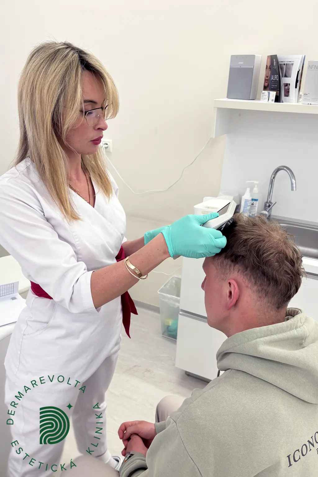 Lekárka vyšetruje pokožku hlavy muža: prvý a najdôležitejší krok pre úspešnú liečbu vypadávania vlasov u mužov