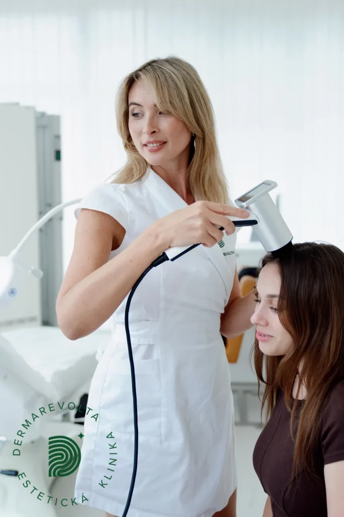 Trichologické vyšetrenie vlasov pomocou digitálneho trichoskopu v Dermarevolta Bratislava
