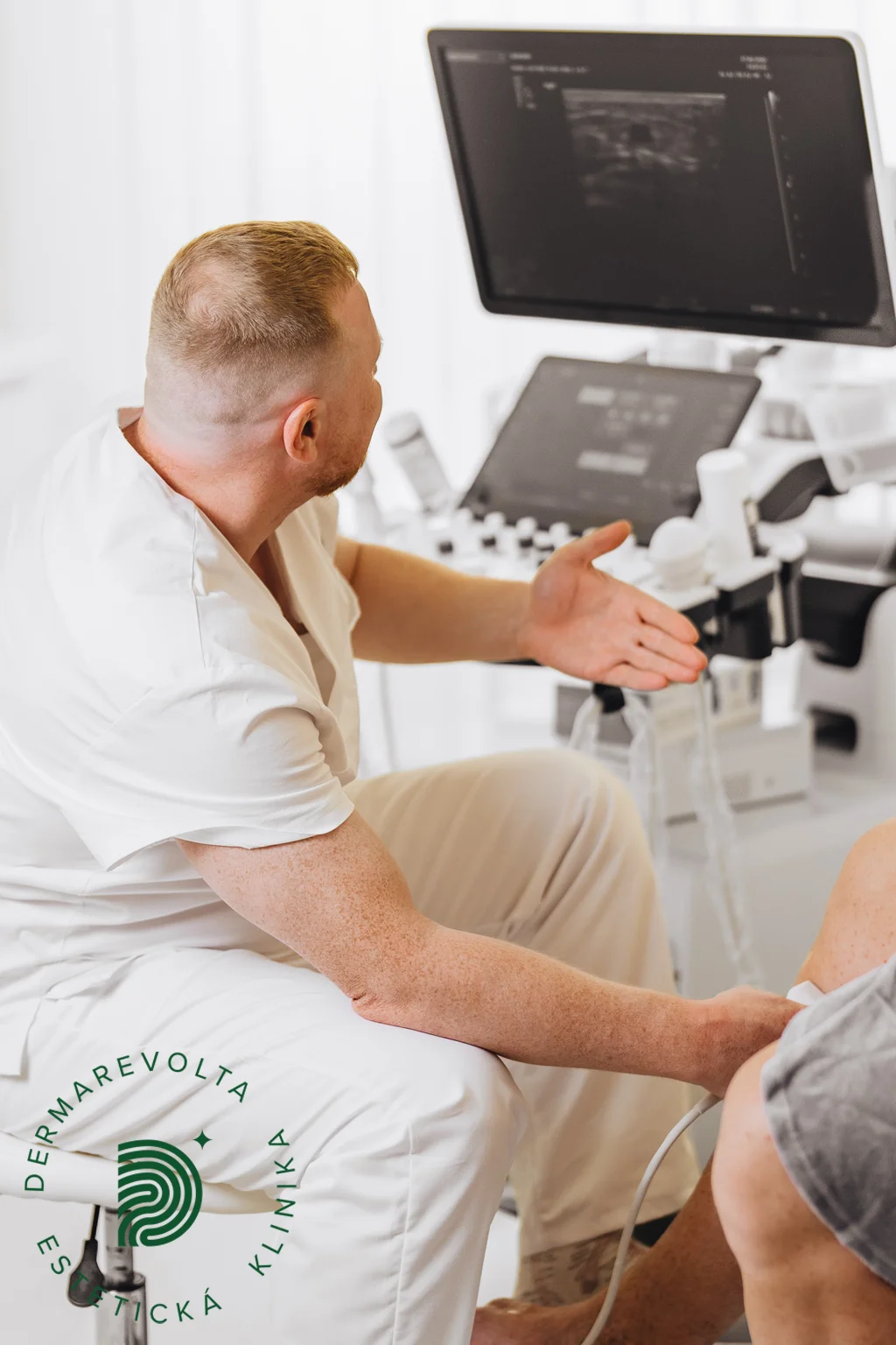 Lekár vykonáva duplexné ultrazvukové vyšetrenie žíl pacienta v klinike Dermarevolta